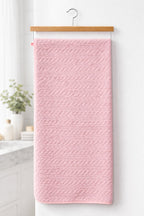 Soft baby pink Vorre Blush microfiber bath towel, highly absorbent 70x140 cm body sheet hanging neatly.