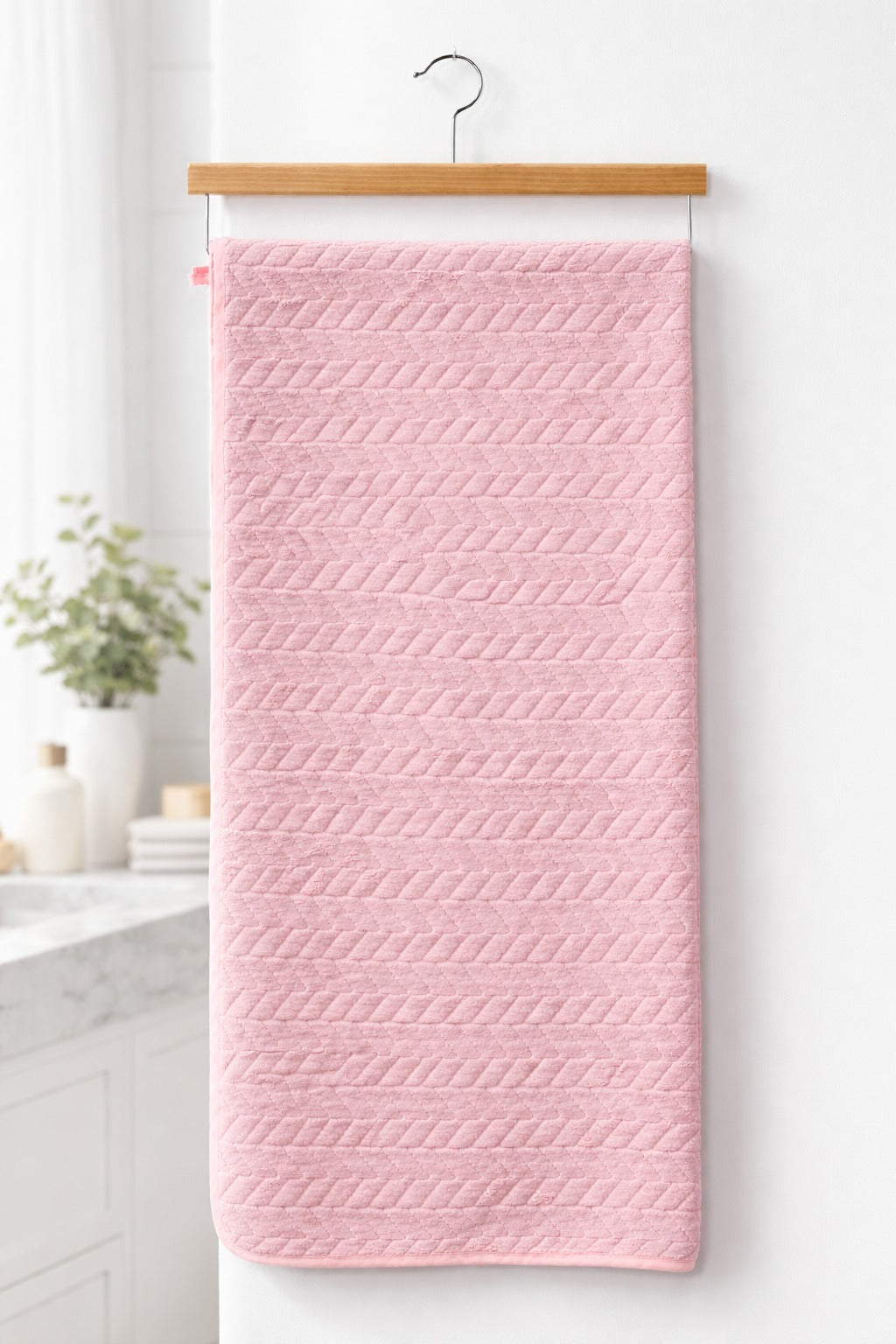Soft baby pink Vorre Blush microfiber bath towel, highly absorbent 70x140 cm body sheet hanging neatly.
