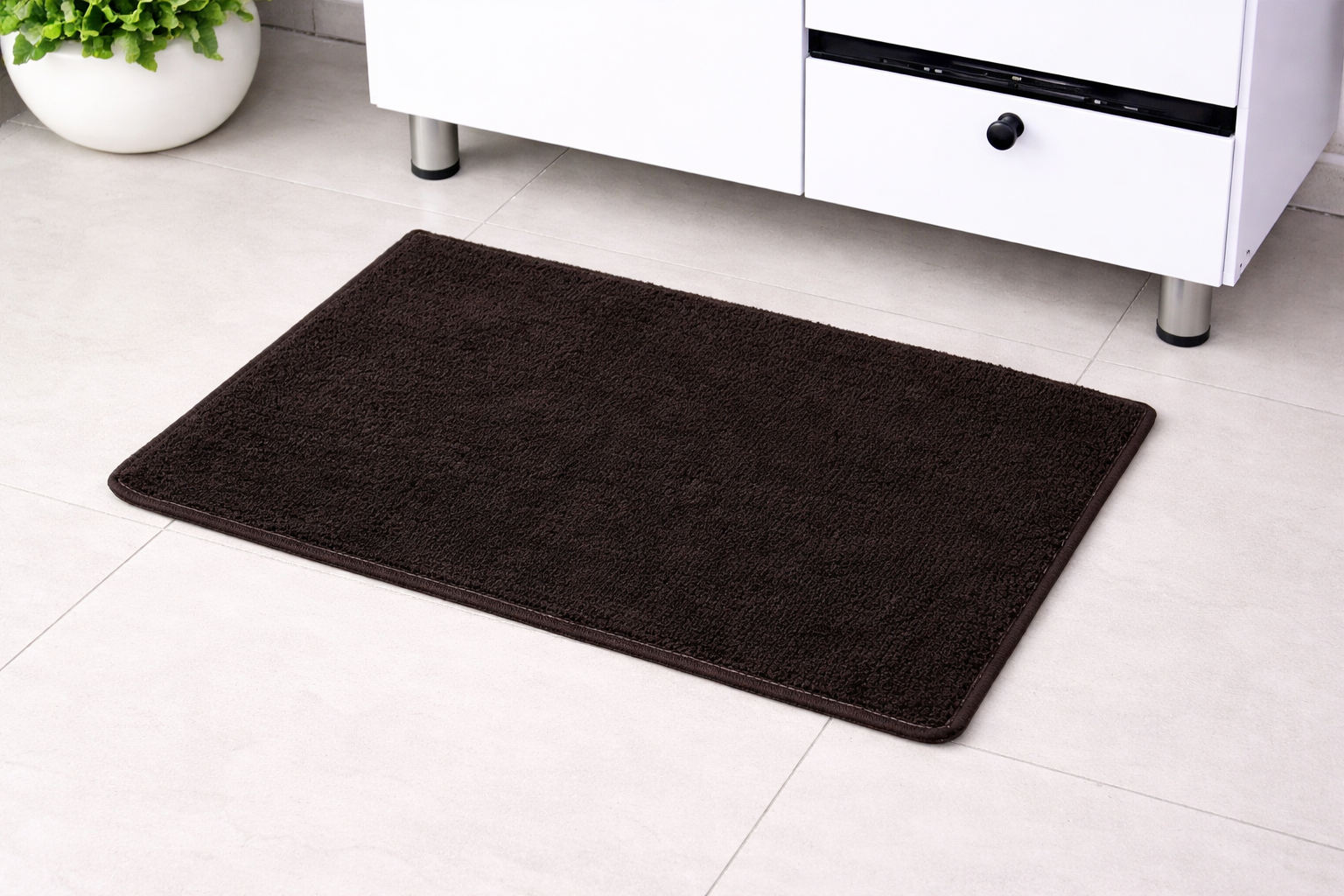 Dark brown Vorre classic micro polyester bathmat, plush 1000 GSM absorbent bathroom rug.