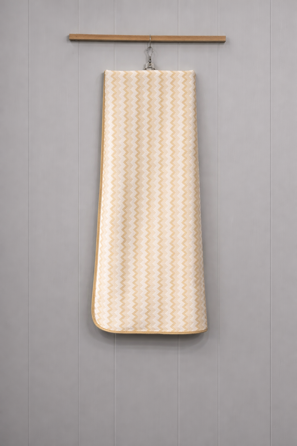 Cream gold warm-toned chevron patterned Vorre microfiber bath towel, lightweight absorbent 70x140 cm utility towel.