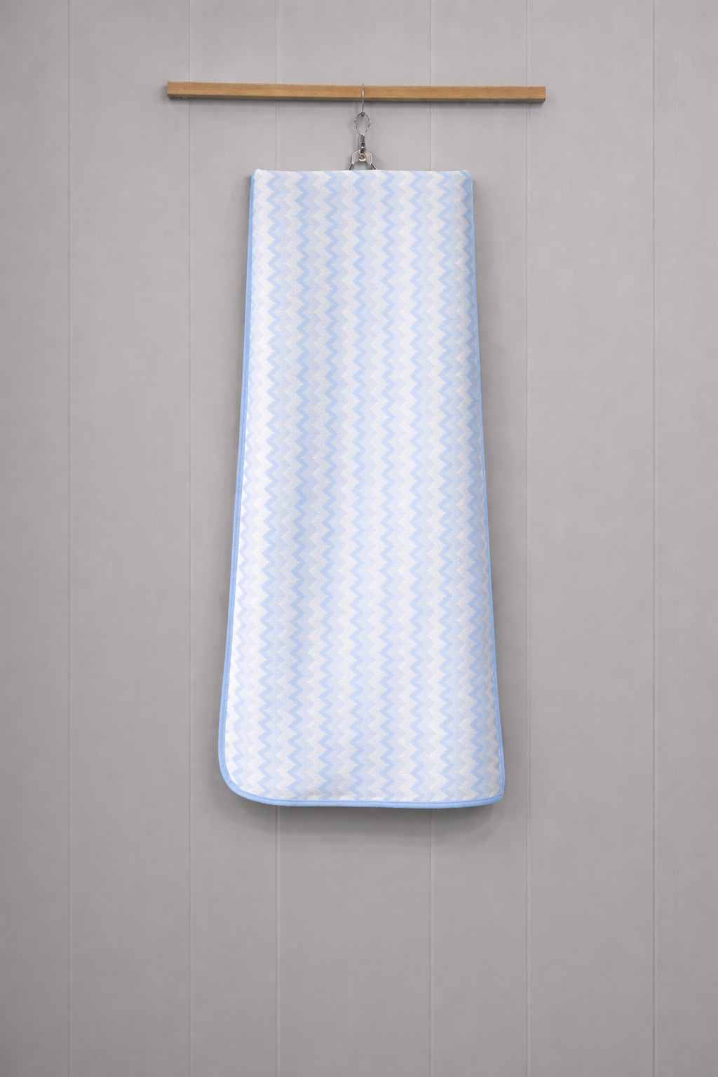 Light blue and white chevron zig-zag patterned Vorre microfiber bath towel, 280 GSM quick-dry body towel with clean edge finish.