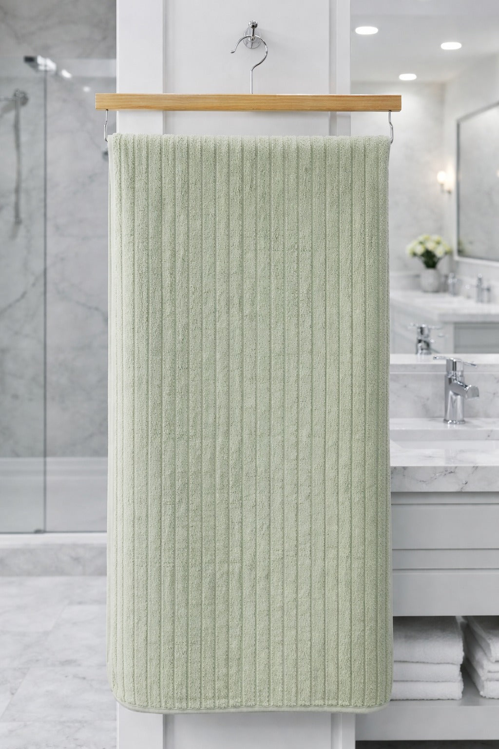 Muted mint green Vorre Ripped microfiber bath towel, lightweight absorbent 70x140 cm ribbed towel displayed in a bathroom.