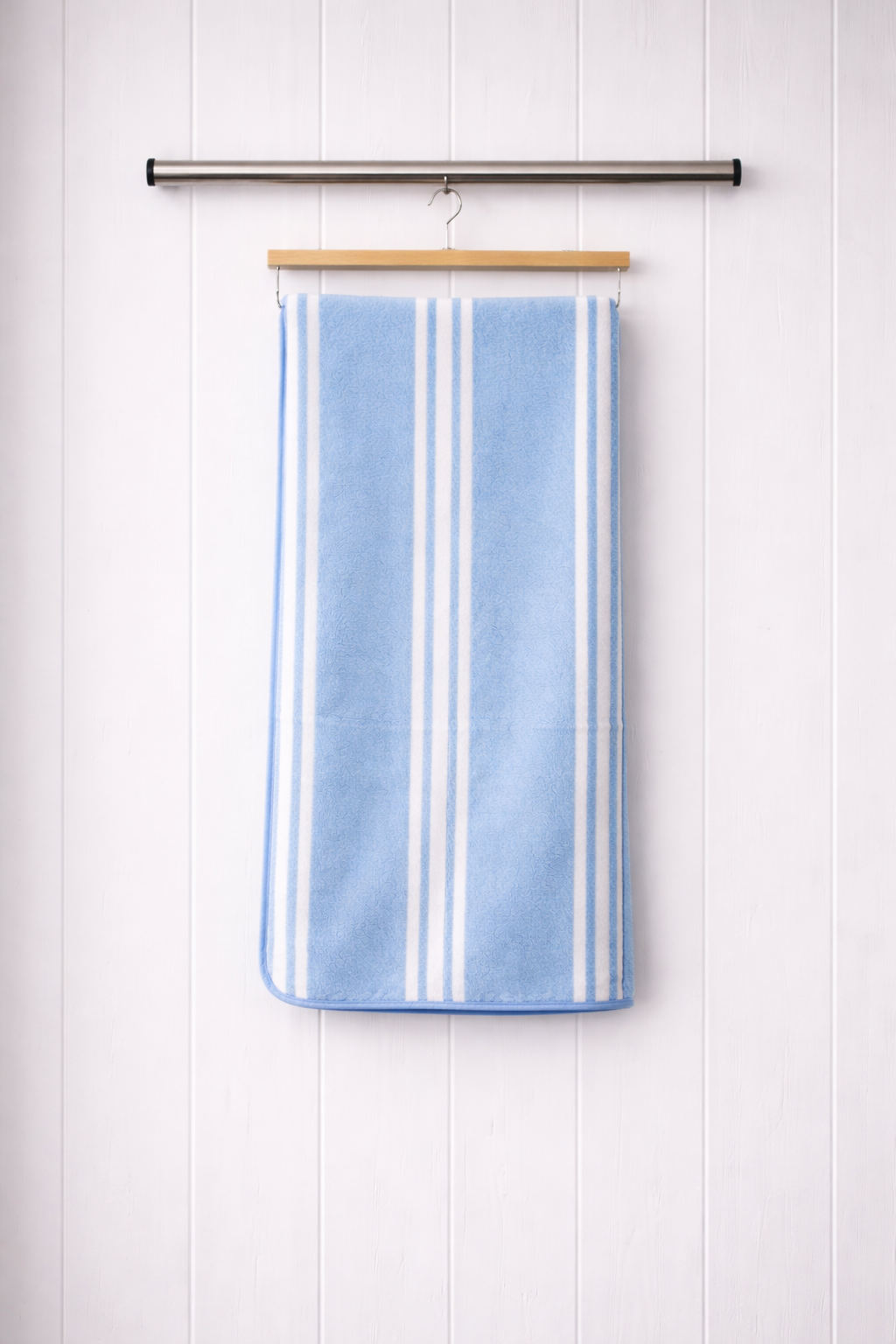 Light blue and white vertical stripe Vorre microfiber bath towel, 280 GSM quick-dry utility towel hanging on a rod.
