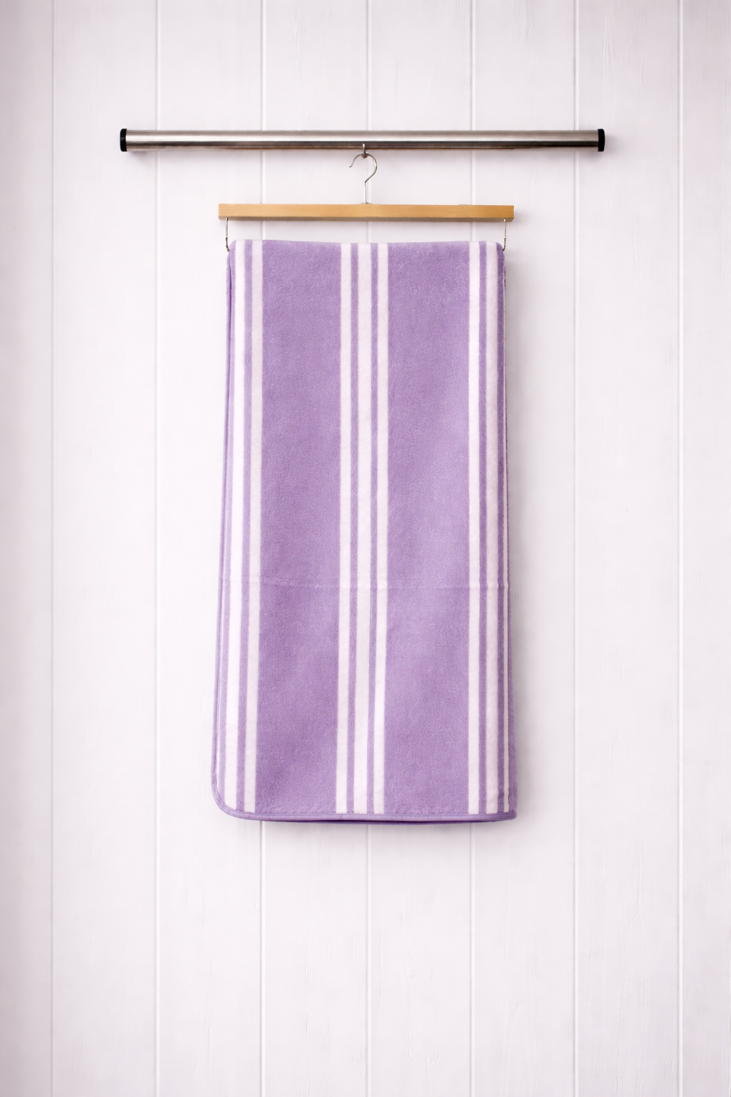 Vibrant purple and white striped Vorre microfiber bath towel, soft lint-free body towel displayed on a rack.